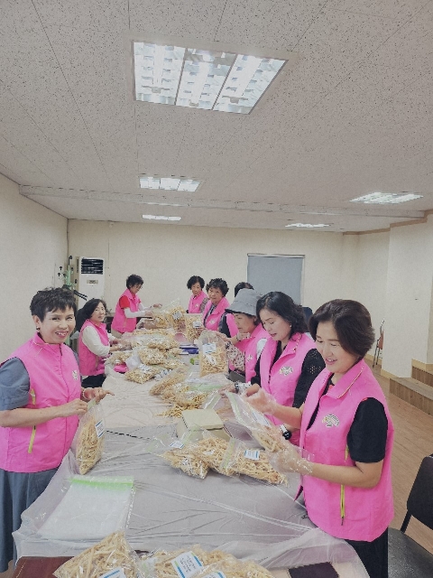 고주모봉사단 기금마련 황태포 작업 대표 이미지